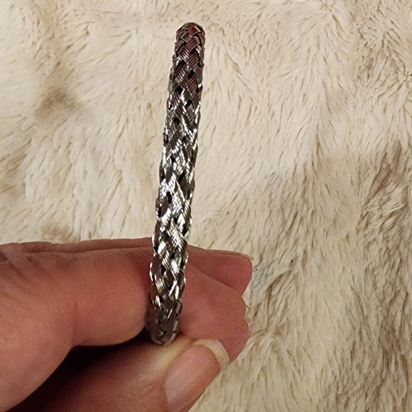 Stainless Steel Goldtone or Silvertone weaved bangle bracelet - Picture 16 of 16